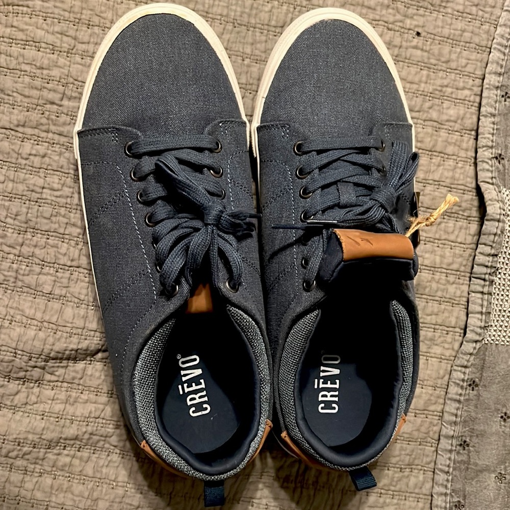 Crevo they are size 12 and color blue